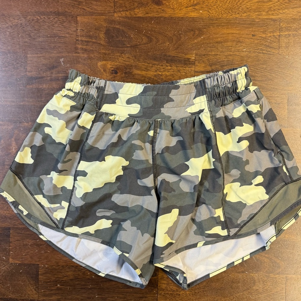 Women's Lululemon Hotty Hot Lined Running Low Rise Shorts Green Camo 6
